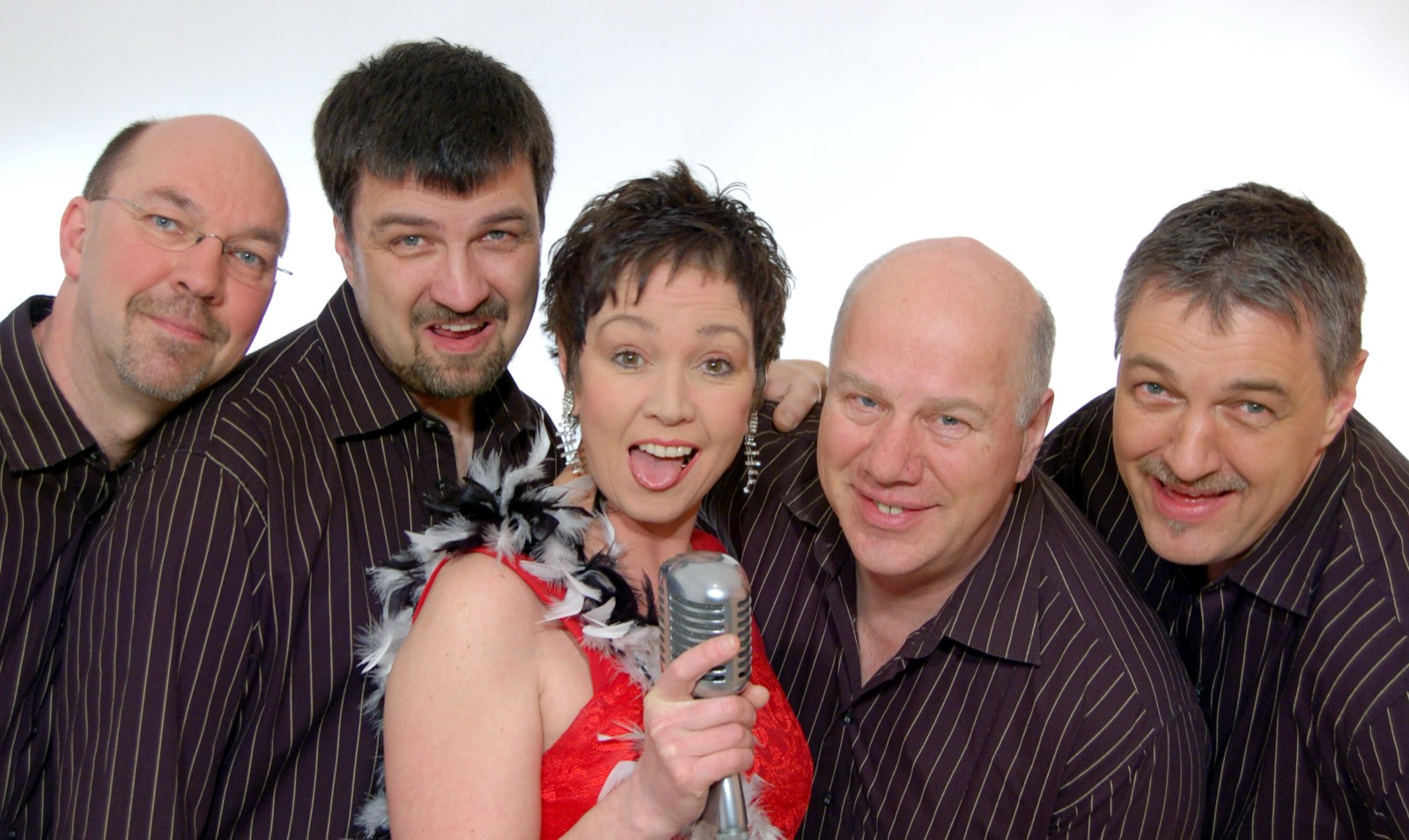 Die Seven Up Dance-Band: Birgit Breuer mit Mikrofon, flankiert von den vier Bandmitgliedern
